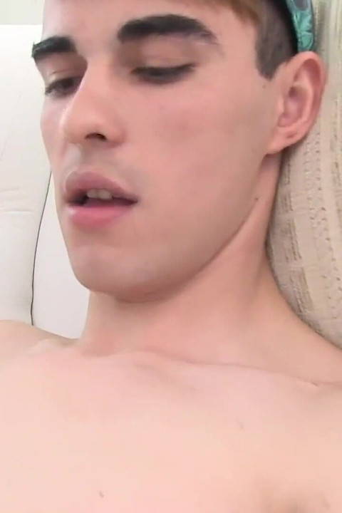 쪼이는 엉덩이를 문지르며 자지를 핑거링하는 귀여운 소년 빅터