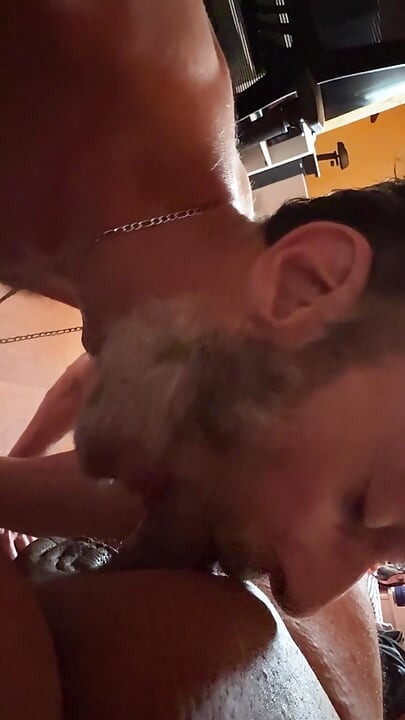 ¡Pecho maduro, pene de oso grueso y gordo!