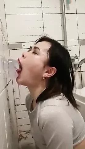 Amazing Asian deepthroating her dildo