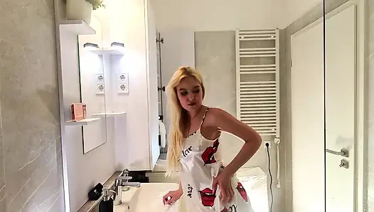 Saten gecelikli süper ateşli seksi sarışın üniversiteli kız banyoda gece için hazırlanıyor