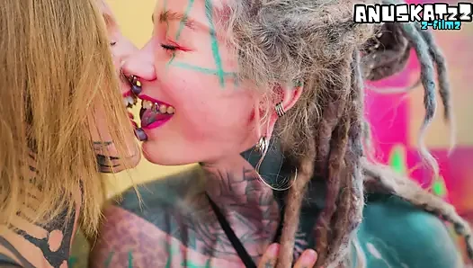 Zwei alte schätzchen dehnen ihre Ärsche mit freakigen alien-dildos