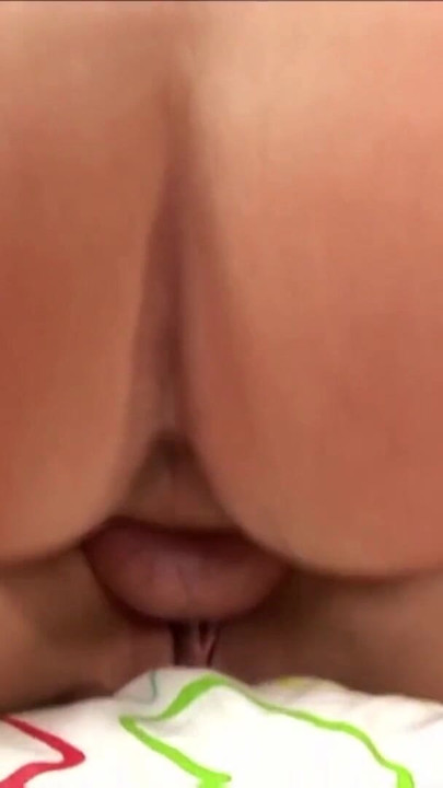 SILNÝ OKAMŽIK z "NĚMECKÁ PORNO HUBENÁ DÍVKA KOUŘÍ PTÁKA, NEŽ NA NĚM TVRDĚ JEZDÍ"