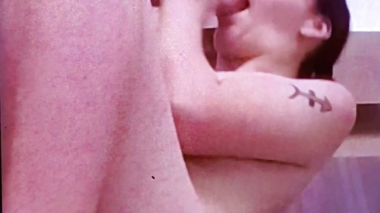 후배위 스타일. 그녀의 보지를 따먹어 큰 백인 자지. 큰 엉덩이