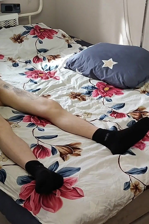 Stiefmoeder doet een lichaamsmassage en trekt mijn lul af voordat ze klaarkomt