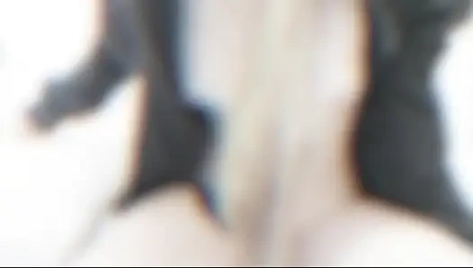 Amatör bir kız, cumartesi günü evinde yalnız ve sıcak, külotuyla mastürbasyon yapıyor. Gerçek orgazm