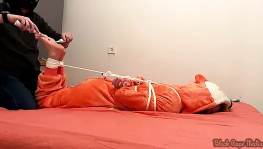 Miriam bağlı ve onesie içinde gıdıklıyor