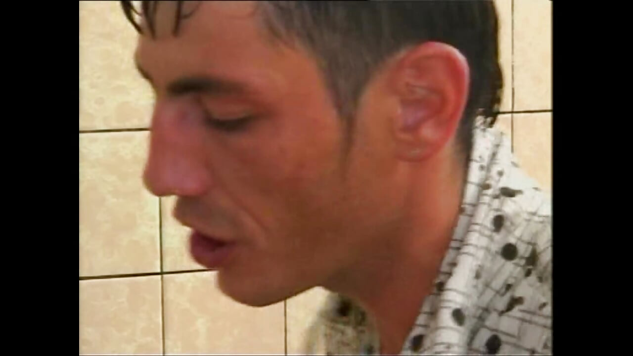 거유 밀프가 돼지의 얼굴에 오줌을 싸고 후장 따먹고 입에 질싸