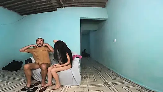 Evli kadın arkadaşını kocasını kendi evlerinde aldatıyor