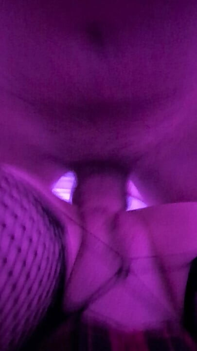 Gorąca żona zostaje wbita głęboko w namiętnego misjonarza i pieska - moczenie mokre i jęki głośno!