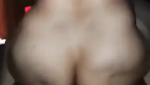 Pencaplı evli kadın kocasının yarağına biniyor