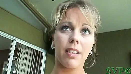 Ibu tiri rambut pirang dengan toket besar ini bikin fantasinya menjadi kenyataan