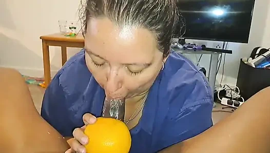 Сосет большой черный член с греймпфрутом, заставляет его стонать и стонать