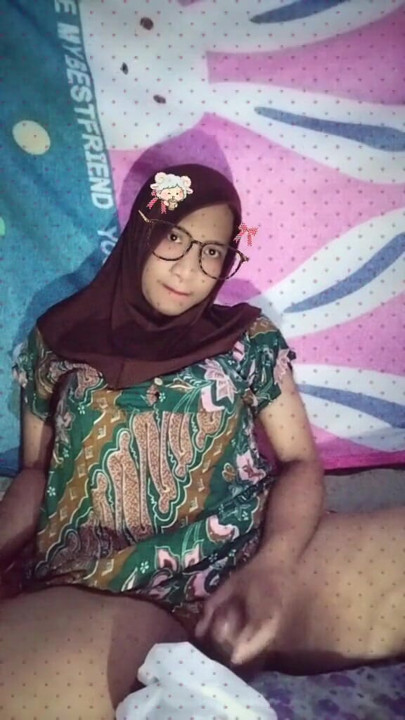Hijab shemale masturbating in the room | Clip 1