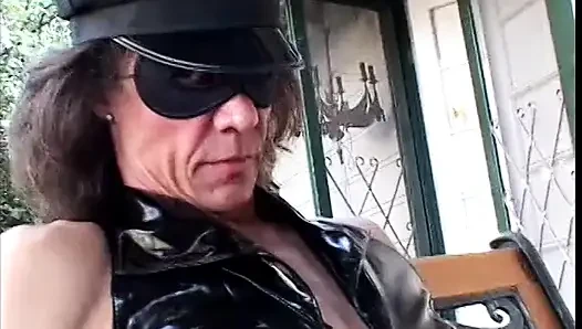 Hässliche lesbe Raquel in schwarzem latex-outfit lässt typen ihr großes vergnügen lecken und erhob ihn mit einem großen strap-on