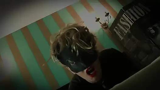 Женщина-кошка в течке