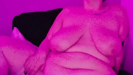 BBW spreizt ihre muschi für ihre maschine