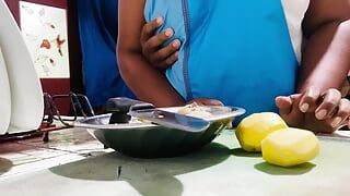 Sri lanka sexy ehefrau genießt einen küchenfick
