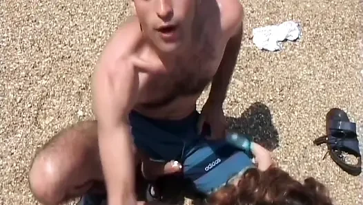Sahin K schließt sich einem heißen strand-gangbang an