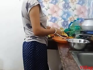 Femme dans un sari rouge dans la cuisine