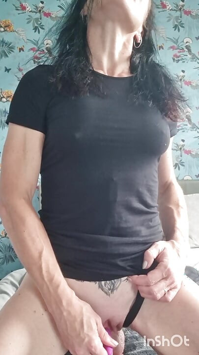Auf Dildo mit großem schwanz hüpfen, bis ich squirte und mit echtem stöhnenden orgasmus schütte