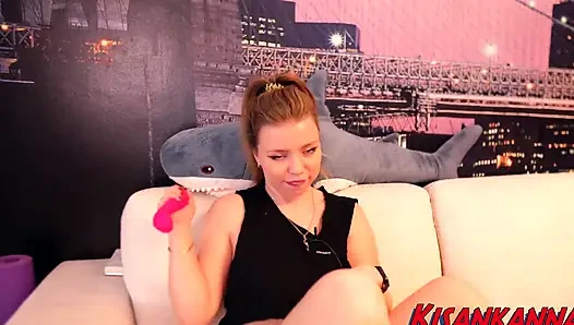 Ich habe mein drittes spielzeug für dich getestet. Sie haben dafür gestimmt! Das bedeutet aber nicht, dass der Striptease das Warten nicht wert ist.