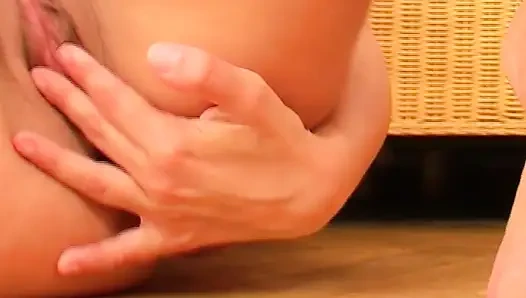 Büyük memeli güzel klasik orta yaşlı seksi kadın amına mastürbasyon yapıyor