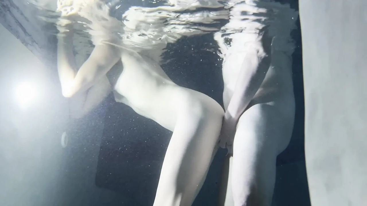 Real Couple - real fun in the pool