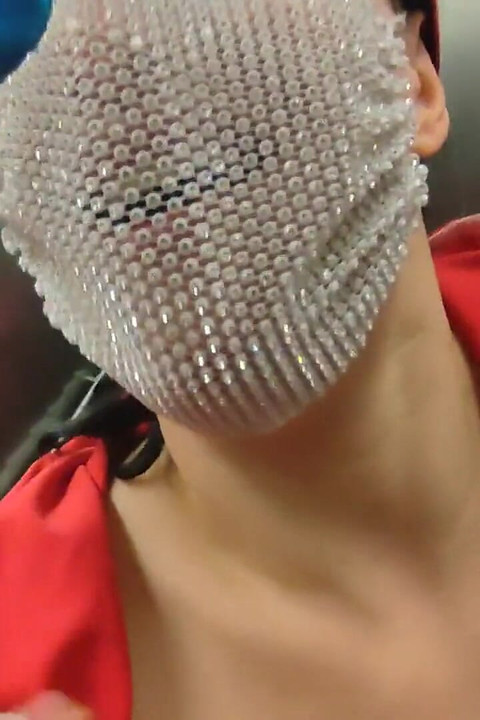 Sex foarte riscant într-un lift cu vecina sexy Dada Deville