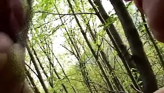 Мама Andrea в парке занимается сексом с молодыми геями