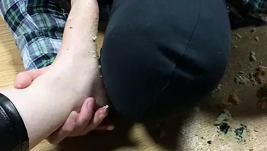 Он ест благодаря моим ногам...