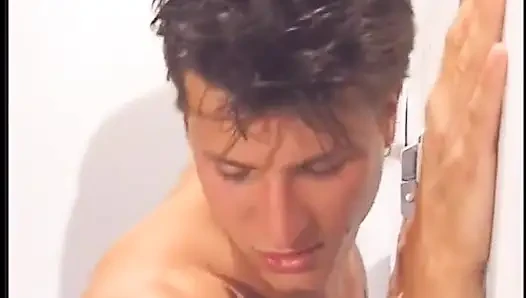 Kaslı adam büyük yarağı emdikten sonra sert sikiliyor