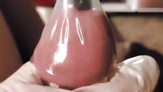 Een condoom vol sperma vullen met een klinkende staaf ingebracht