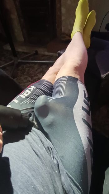 Masaje en pantalones cortos de ciclismo