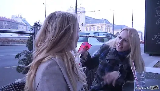 Orta yaşlı seksi kadınlar Amber Jayne ve Angel Wicky bakış açısında şanslı bir adamla sikişiyor!