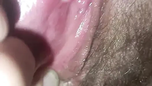 Close-up vagina basah berbulu istri saya