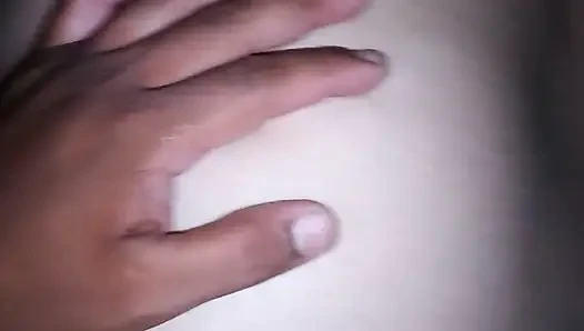 Orta yaşlı seksi kadın dörtte büyük götten sikiliyor