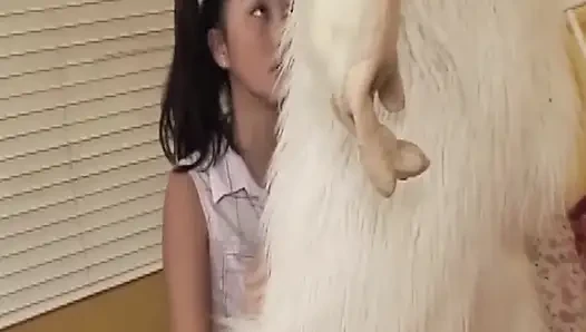 Tante seksi rambut cokelat lagi asik ngentot memeknya pakai mainan seks sampai ngiler