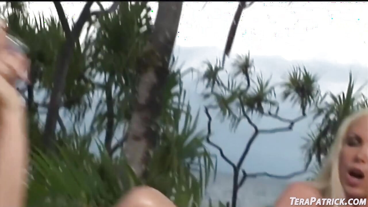 Quente sexo lésbico com Tera Patrick e Nikki Benz comendo buceta na praia