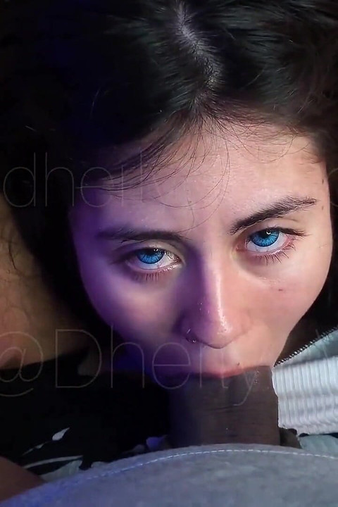 POV, la salope adore se sentir dominée, alors je lui ai pris le dessus et lui fourre ma bite dans la bouche