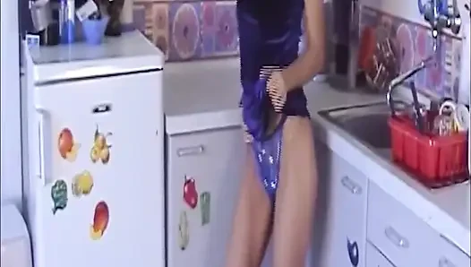 Brunette meluncurkan vibrator biru jauh di dalam memek basah