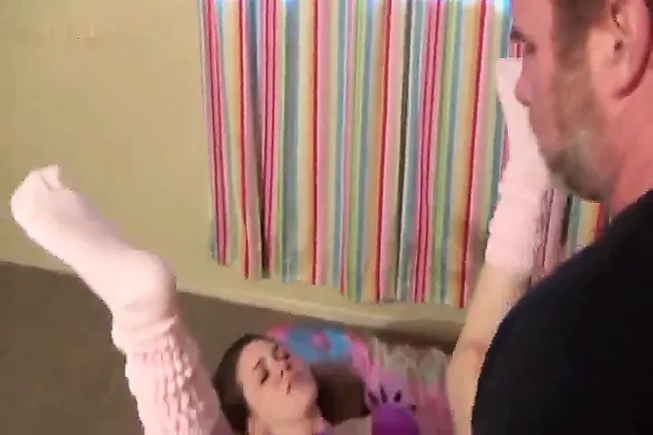 快点，不要让叔叔为我射精