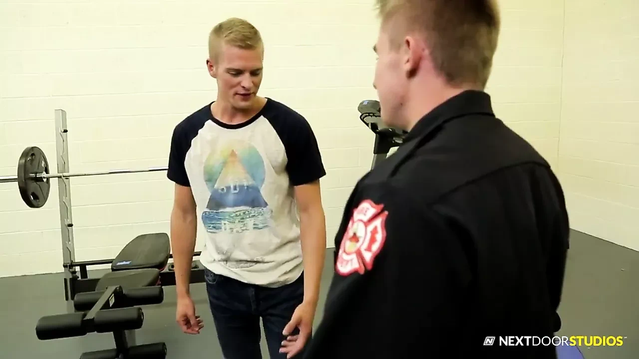 Nextdoorbuddies Str8 消防员了解鸡巴！