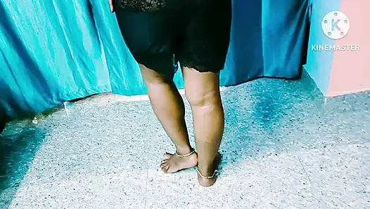 Heißes solo-mädchen striptease und zeigt ihre riesigen möpse mit selbst lutschen