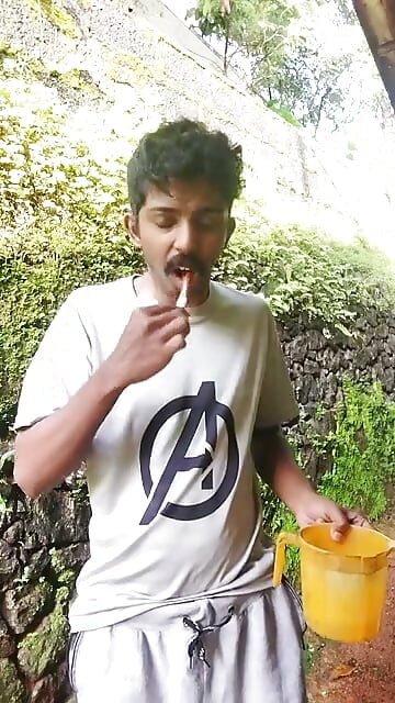 Sidikle diş fırçalama