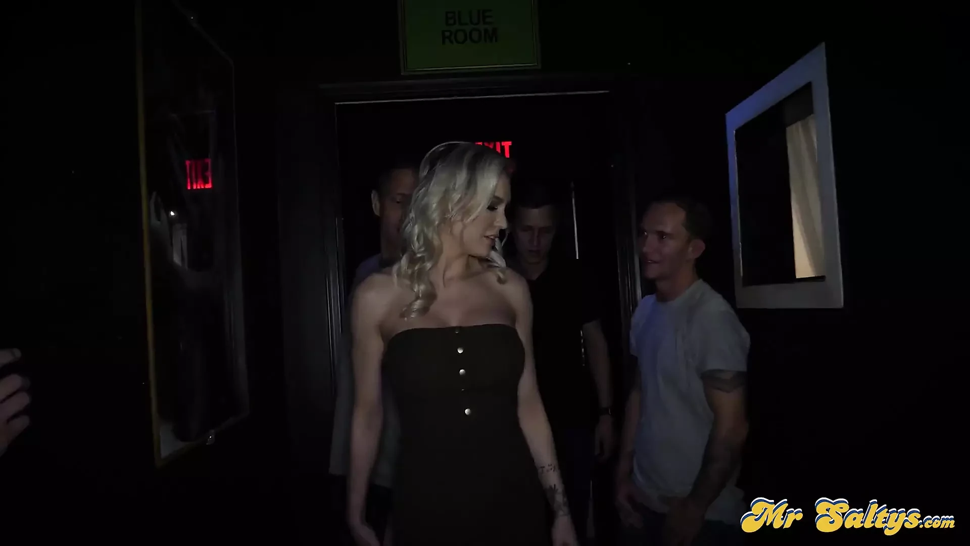 Bukkake Kenzie Taylor ile seksi kulüpte