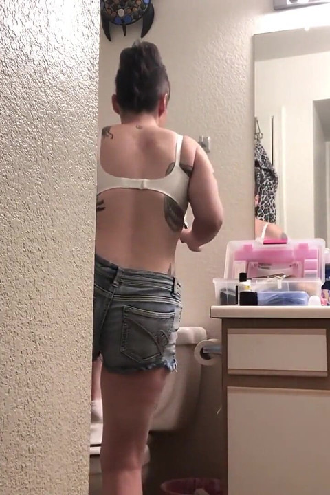 Büyük üvey kız kardeş sigara içerken yakalandı