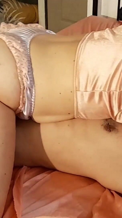 Kultni trenutak iz filma "2479ss_I_01 - Francuski amater, seks u odjeći, satensko donje rublje, jebanje pičke, lizanje jaja, od guzice do usta,"