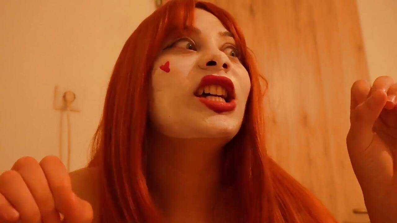 Reina de payaso castiga a su mayor fan en sus sueños