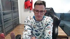 Duitse schattige jongen trekt zich twee keer af op livecam en speelt met een dildo