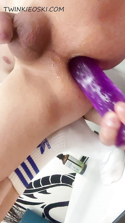 Lindo twink consolador, juego de culo y semen de anal